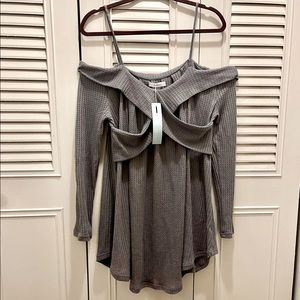 NWT // Dressfo off shoulder-crossover w/ strap top